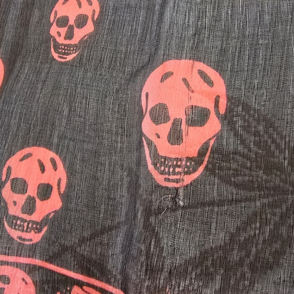 Alexander McQueen Skull Silk Scarf Black Red - Picture 10 of 10